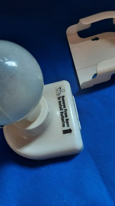 Veioza cu încărcare adaptor sau baterii.