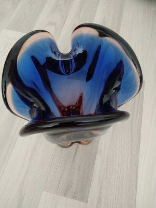 Vasă de sticlă realizată manual de Josef Hospodka designer