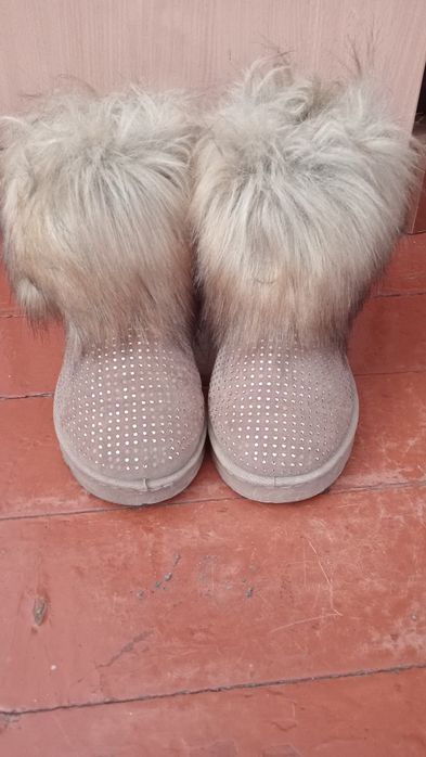 Продам женскую обувь угги