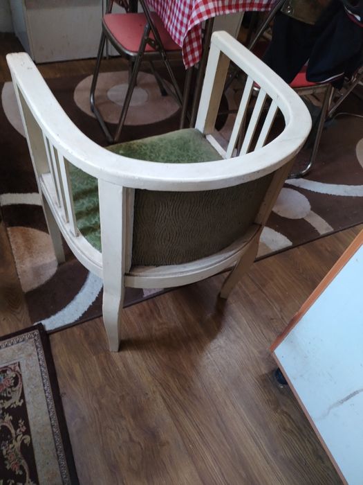Vând doua scaune albe cu tapițerie verde
