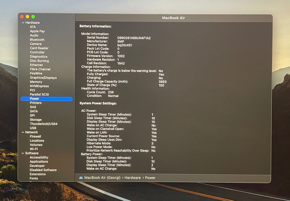 MacBook Air 2020 + Подарък (кейс и адаптер)