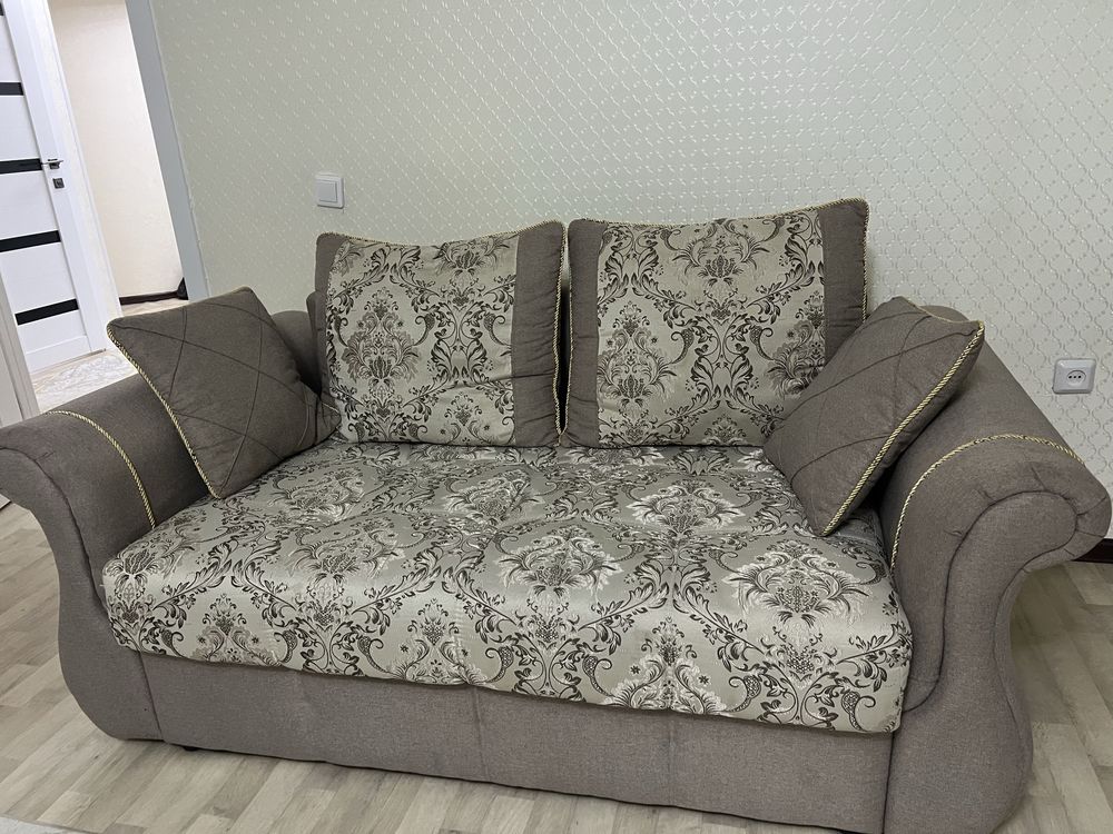 Продам 2 дивана на 3 и 2 посадочных мест. в хорошем состоянии