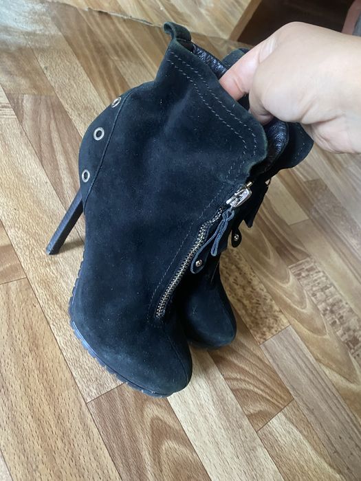 Продам полусапожки замшевые Basconi