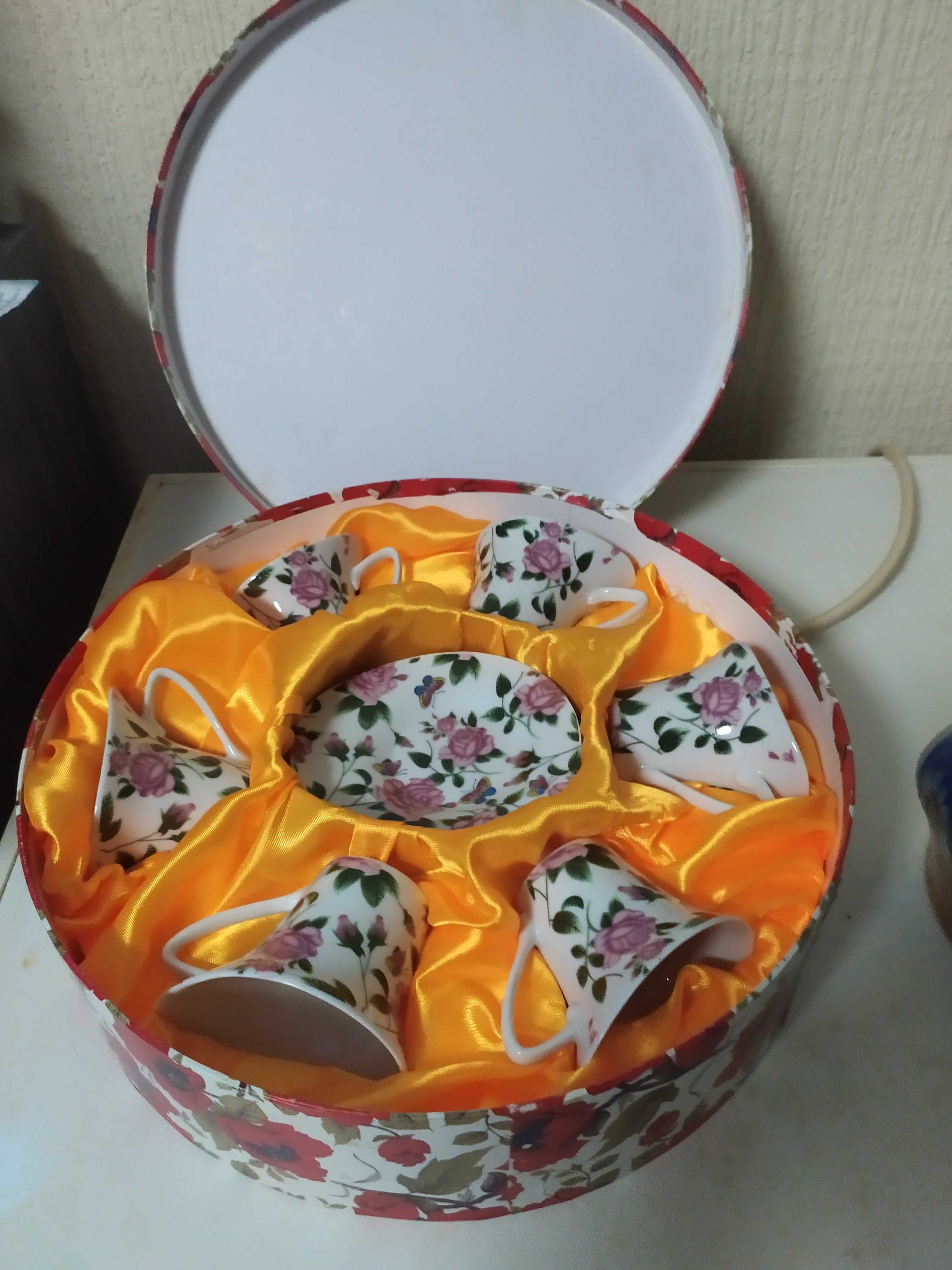Продавам 2 сервиза за кафе.