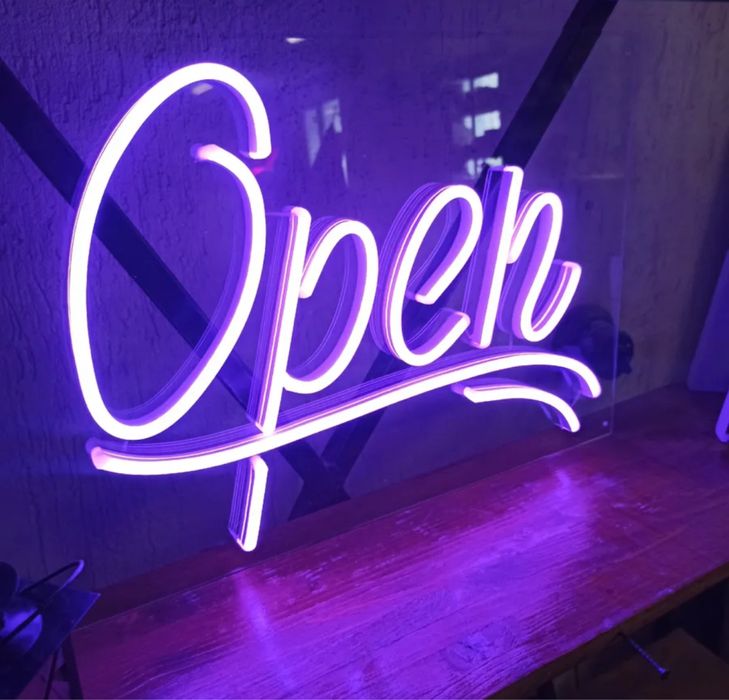 Неоновая вывеска с надписью open