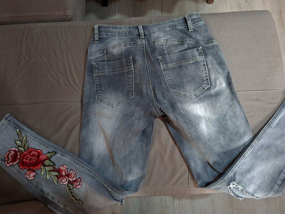 Дамски дънки сиви с цветя