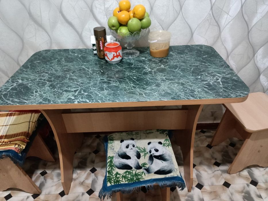 Продам кухонный стол со стульями