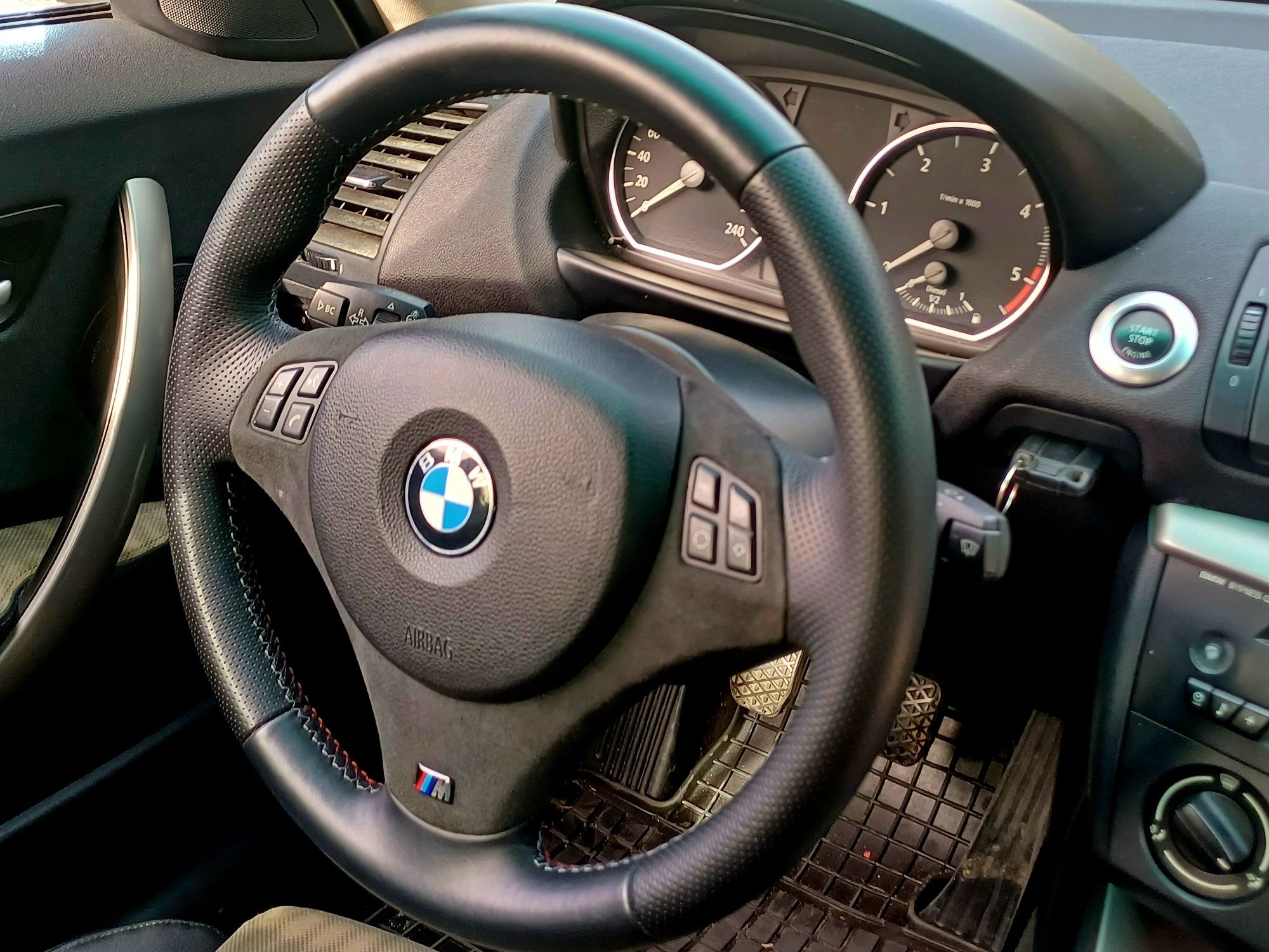 Volan Bmw M comezi  alcantara si piele E 90 E 91 E 81