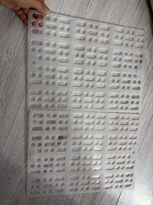 Продается клетка ,поильник, ковер, горшок