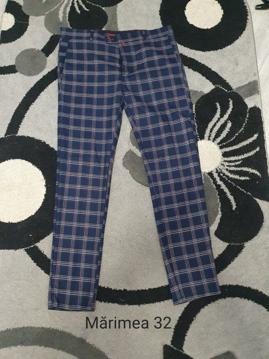 Vând rochițe și pantaloni bărbătești