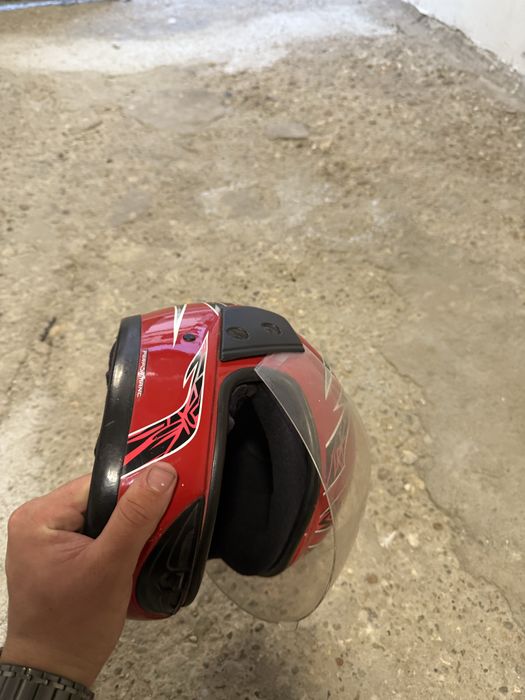 Мото каска – червена, с визьор