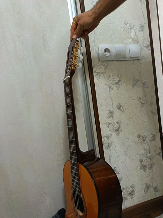 Гитара ямаха с70 янги холати 1 ой ишлатдим 200$га олгандим