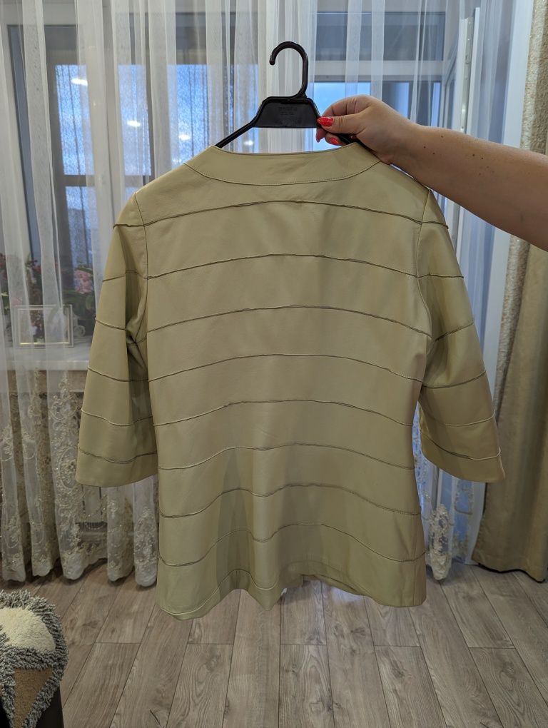 Продам женскую коженную куртку.