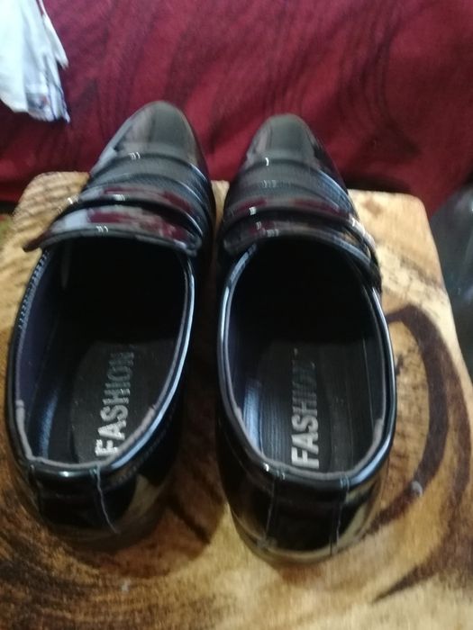 Vand pantofi noi