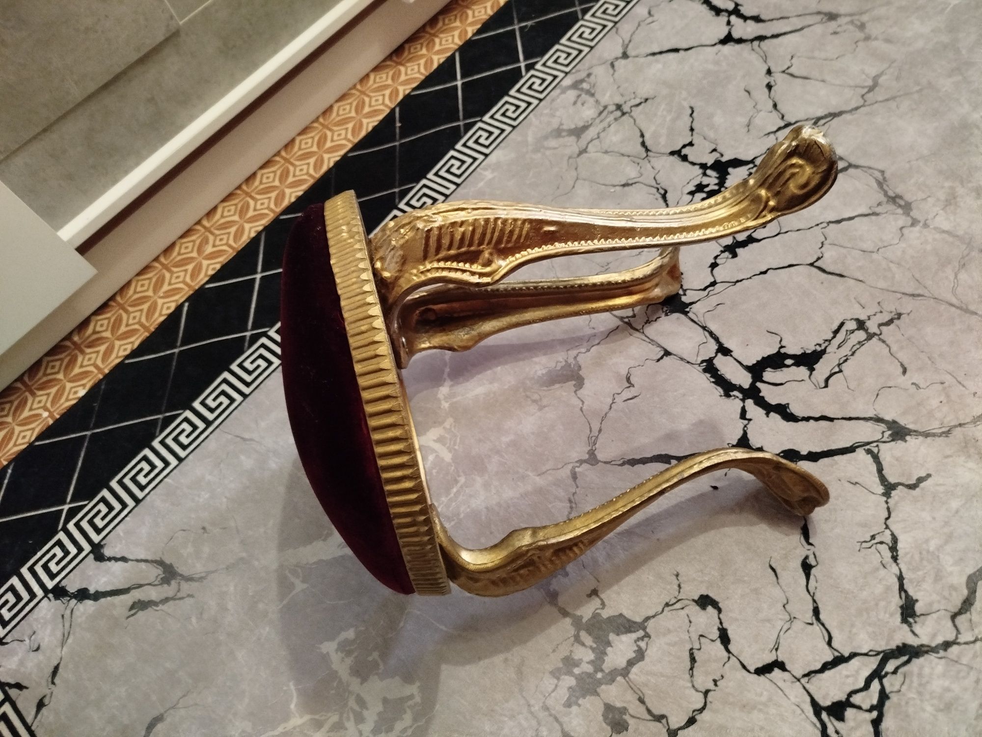 Продам старинную табуретку
