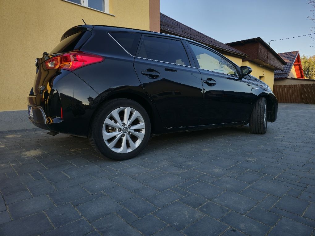 Toyota Auris Hybrid 2013