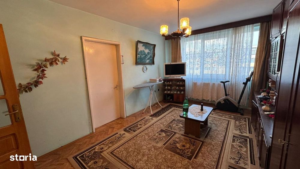 Cornisa langa Central Plaza - decomandat