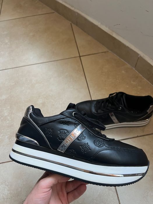 Vând adidași Guess pentru femei
