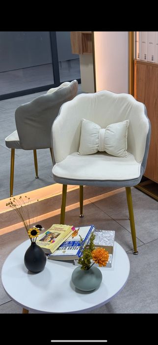 Продается 2 кресла и журнальный столик