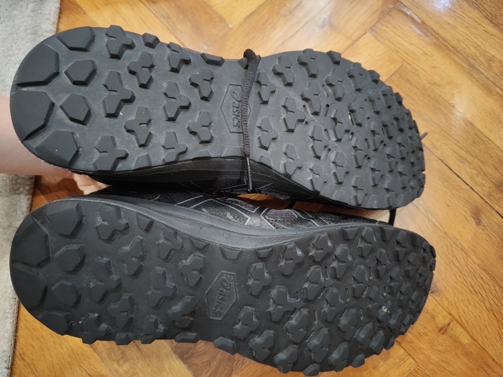 Маратонки Asics.