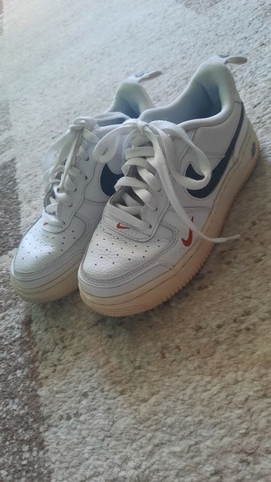 Adidași marca Nike