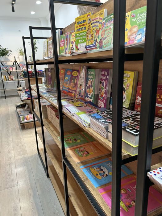 Современный стильный стелаж