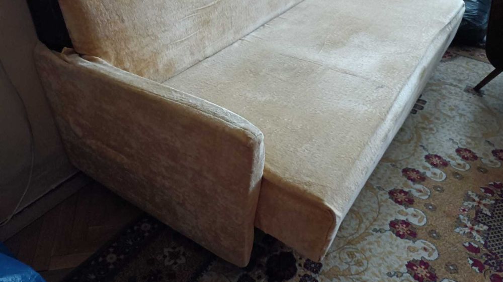 Подарявам разтегателен диван, две кресла, две табуретки и маса .