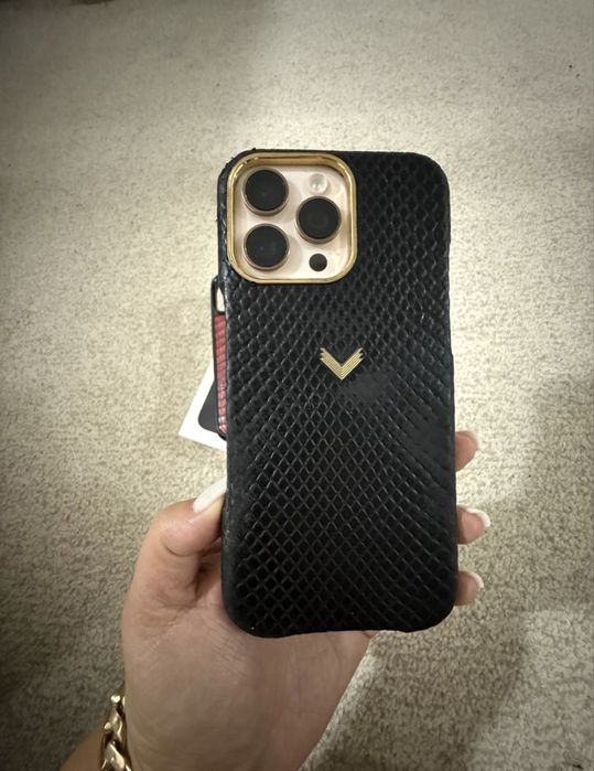 Husa Velante iPhone 16 Pro Max 500 lei amandoua