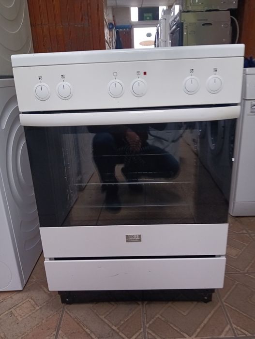 Като нова свободно стояща печка с керамичен плот Voss Electrolux