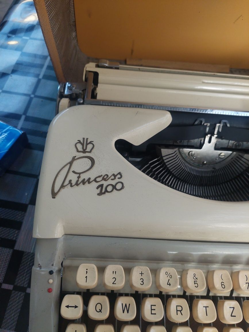 Mașina de scris vintage 1950 Marca Princess 200 si Olivetti Lettera 32