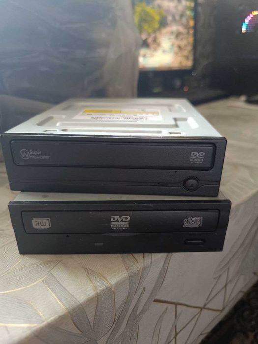 Продается  DWD-ROM SATA и АТА смотрите фото работает хорошо