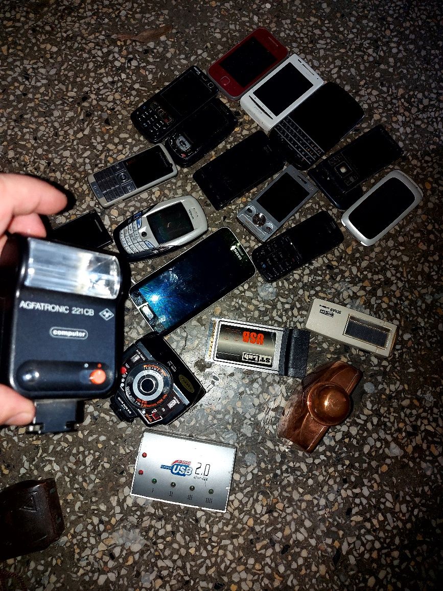 Стари телефони и камери