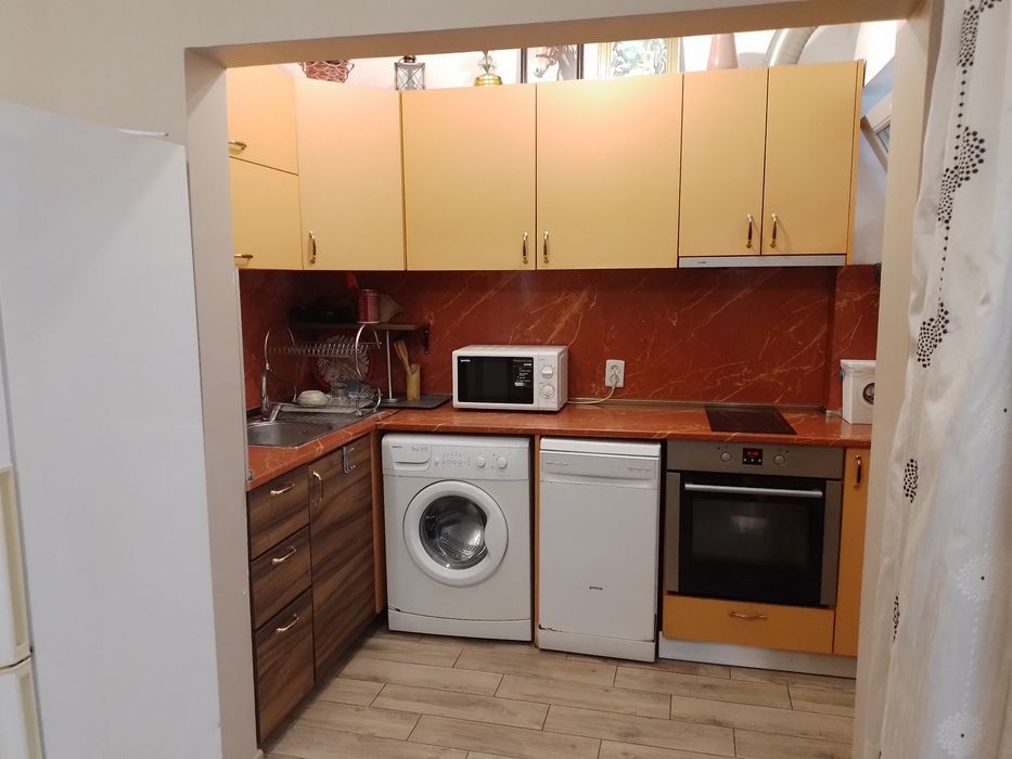 Дава се под наем Тристаен апартамент в Варна, Червен площад - 78 кв.м за 612 € - Снимка #3