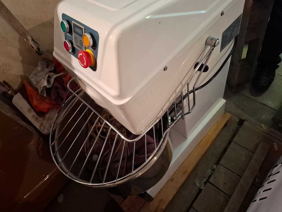 Тестомес 30 л, мойка, холодильник и тд.