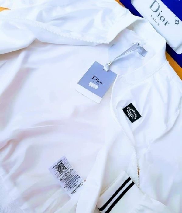 Jachete dama Christian 3,diverse mărimi, cod scanabil Qr