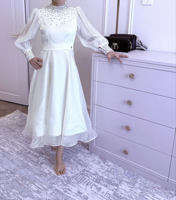 Сатамын! Ақ сәнді көйлек