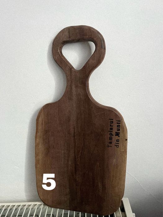 Blat de lemn unicat, din lemn masiv.