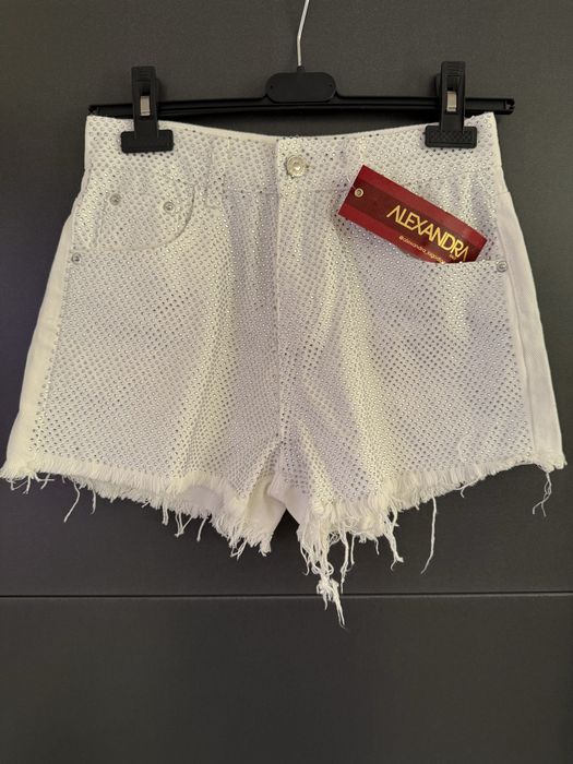 Pantaloni scurți de damă cu etichetă