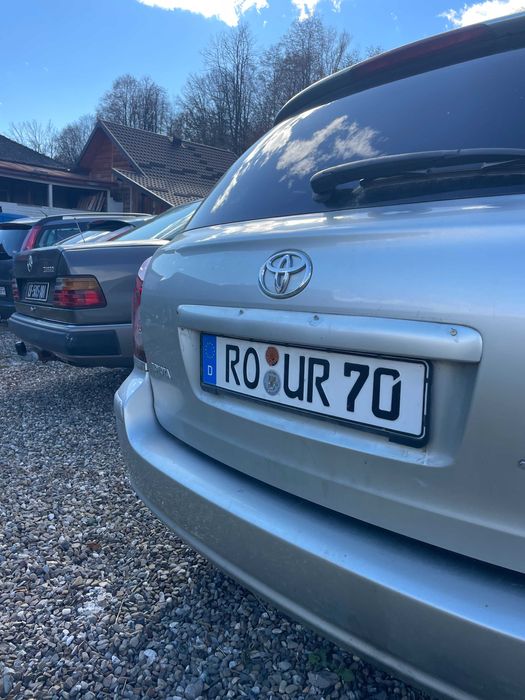 Dezmembrez toyota avensis D-4D