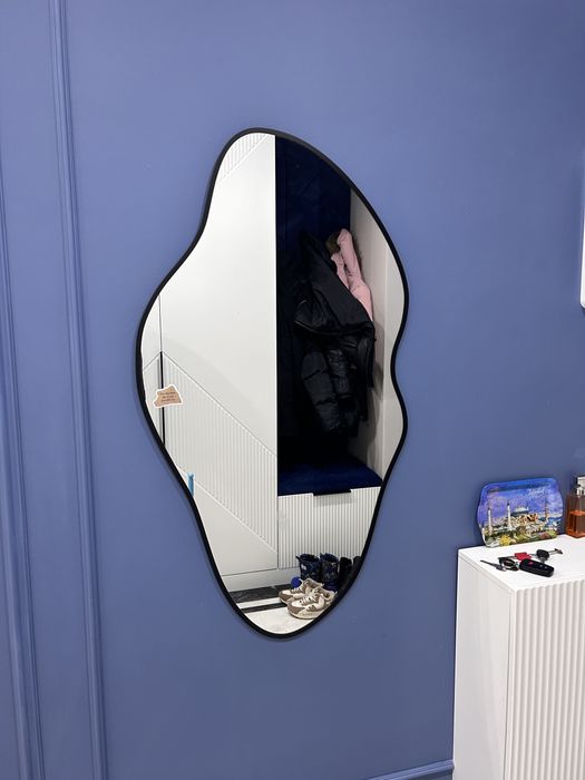 Очень стильное зеркало в идеальном состоянии