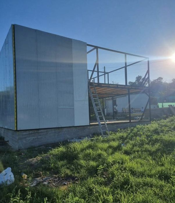 Vand casa pe structura metalica