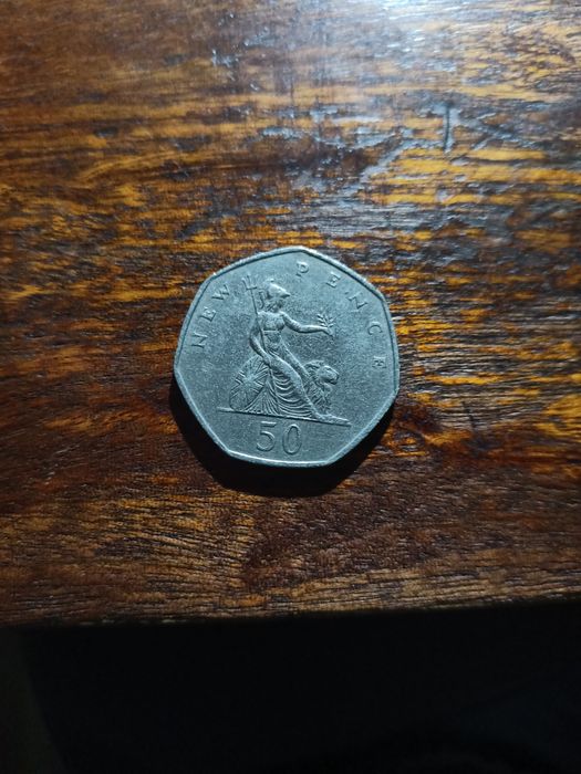 Vând moneda veche new pence 50