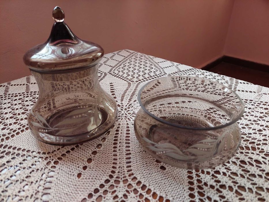 Стъклена захарница и купа