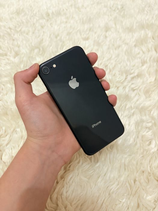 Срочно продам айфон 8