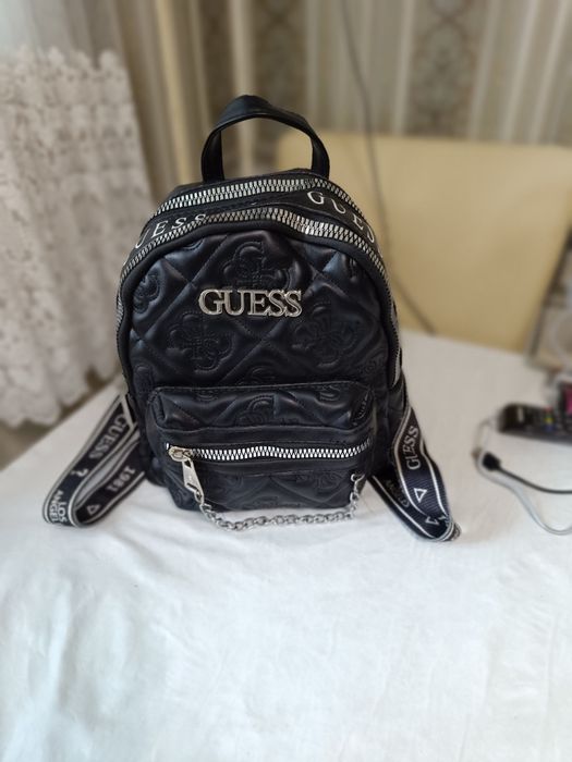 Ruxac Guess impecabil
