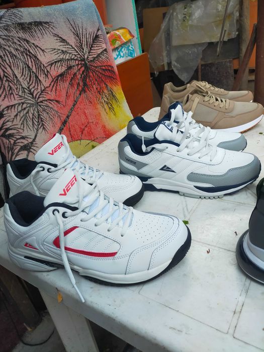 ” Adidasi  SH”  NR. 42 diverse modele cei maro sant 43. noi