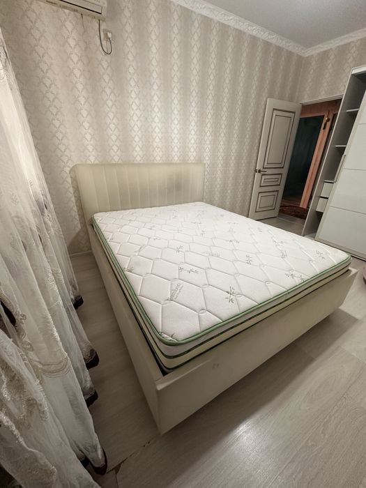 Двуспальная кровать
