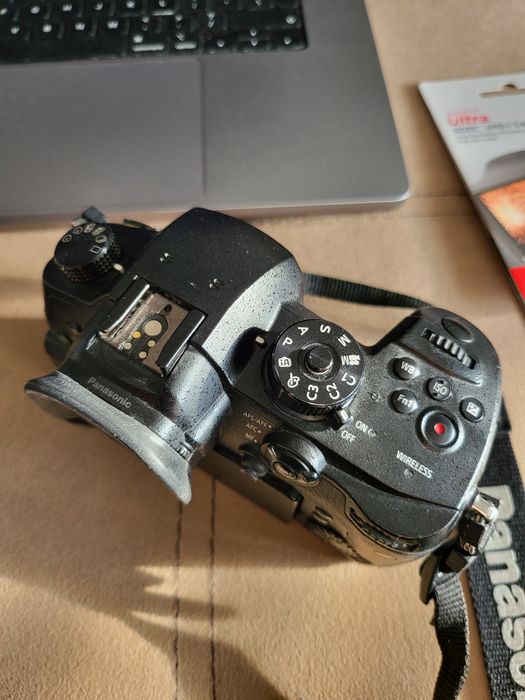 Panasonic Gh5 с две батерии и три мемори карти