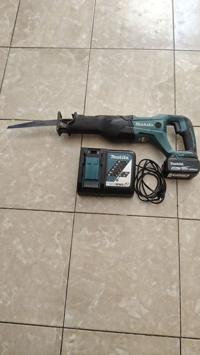 Vând...Fierăstrău sabie Makita original pânză universala și incarcator