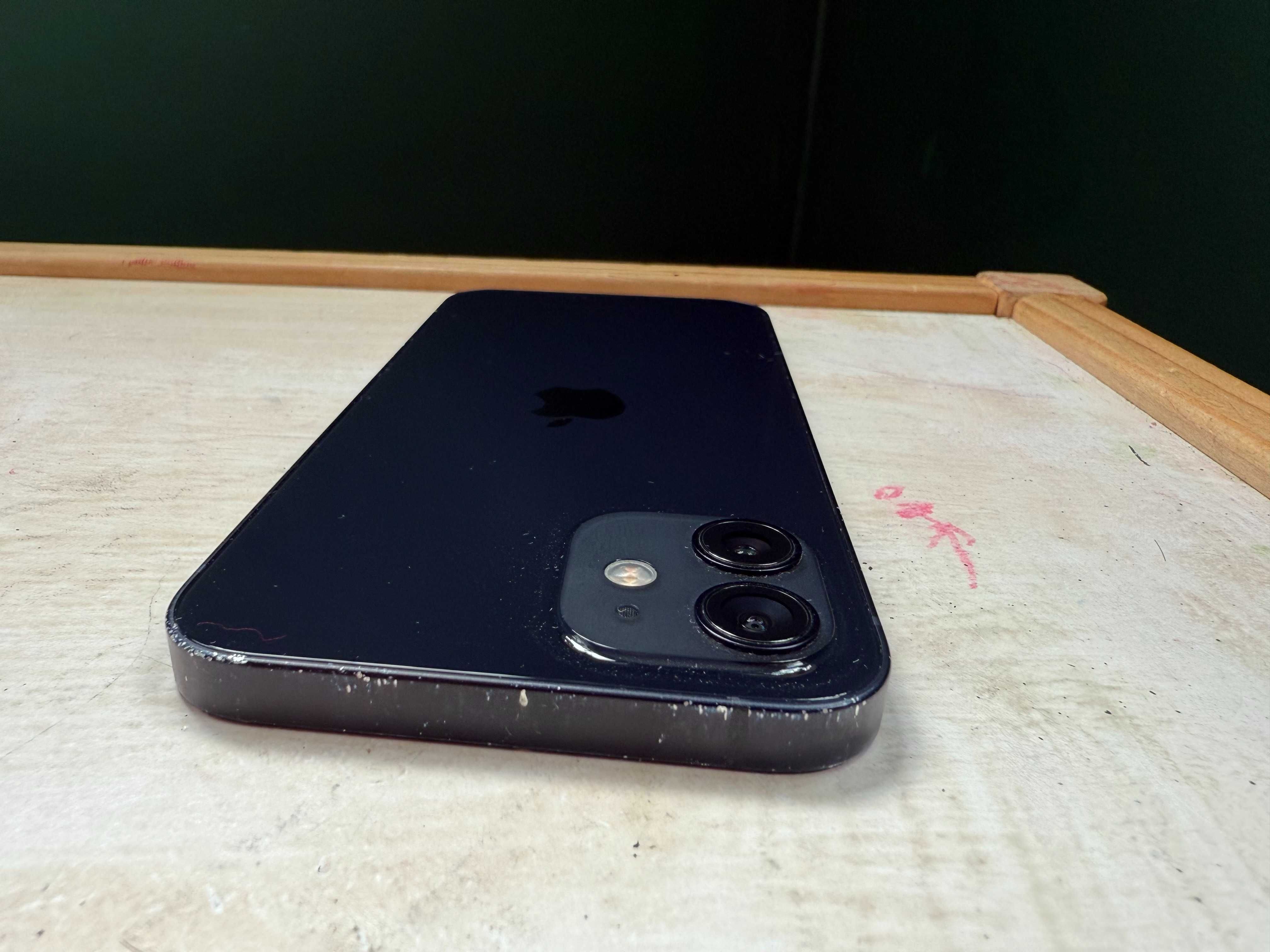 iPhone 12, 64Gb, следи от употреба, оригинална батерия 100% капацитет